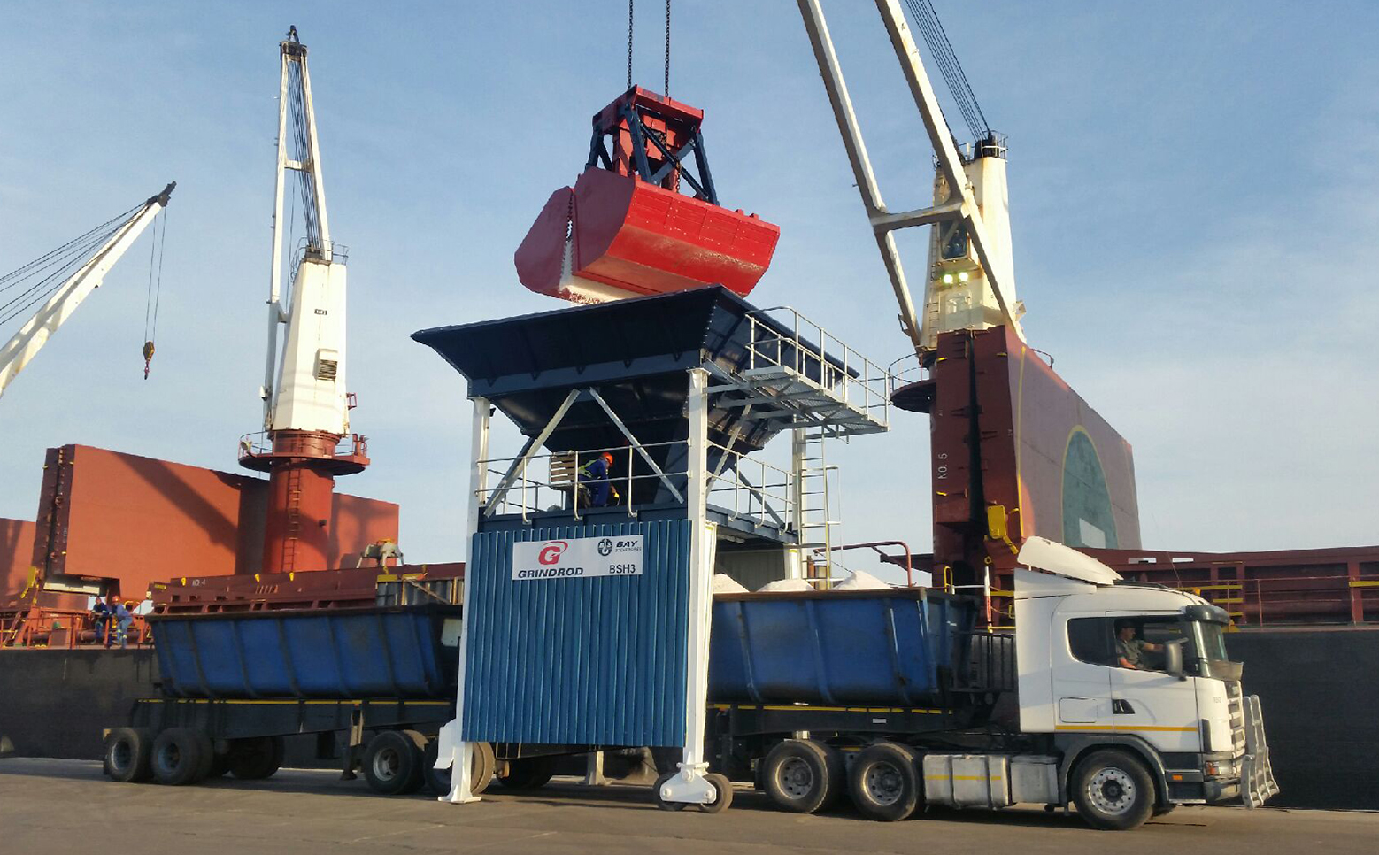 Bay Stevedores offers new service: grabs and hoppers