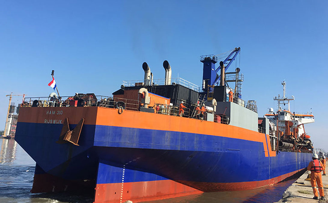 Maputo access channel being dredged